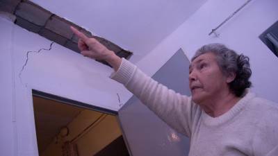 Una vecina de Puerta de Martos señala una de las grietas de su vivienda, ante el temor por el peligro inminente de derrumbe. / Archivo Histórico de Diario JAÉN.