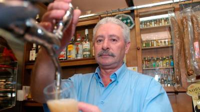 Pepe ‘Gatos’ tira una caña en la taberna.