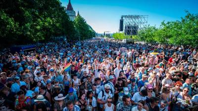 Asistentes a la marcha del Orgullo en Budapest. / Daniel Alfoldi / Zuma Press / ContactoPhoto.