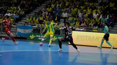 Power, en un mano a mano con Henrique durante el partido. / Jaén FS.
