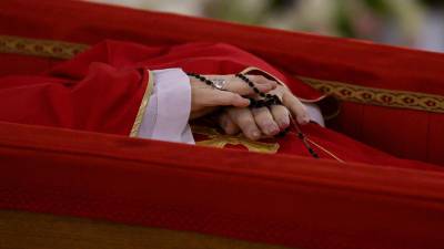 Manos del Papa sujetando un rosario durante el rito de confirmación de su muerte. / Vatican Media Press Office. 