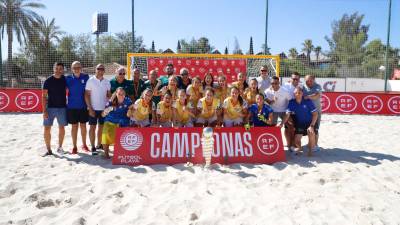 Las jugadoras del Higicontrol Melilla, junto a miembros del cuerpo técnico y la Copa Federación tras proclamarse campeonas. / RFEF.