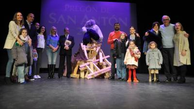 Foto final de José García con miembros de Lola Torres, así como miembros del equipo de Gobierno. / F. Gaitán / Diario JAÉN.