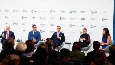 El presidente del Gobierno español, Pedro Sánchez, enun panel de la Conferencia de Seguridad de Múnich junto al presidente de Finlandia, Alexander Stubb; la primera ministra de Dinamarca, Mette Frederiksen; y el senador estadounidense Christopher A. Coons. / BORJA PUIG DE LA BELLACASA / GOBIERNO DE ESPAÑA.