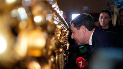 Juanma Moreno se dirige a los costaleros de “El Abuelo”. / Junta de Andalucía.