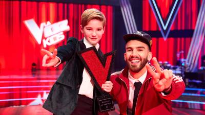 Lucas Paulano y Manuel Turizo tras ganar la edición de La Voz Kids 2025 en una final histórica.