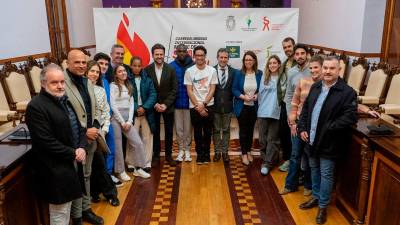 Foto de familia de los atletas con el alcalde, los concejales y Álvaro Martínez, director general adjunto de Caja Rural. / Gilberto Moreno / Diario JAÉN.
