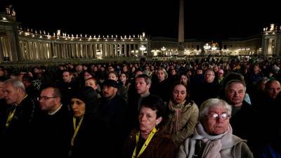 Rezo del Rosario durante la estancia del Papa Francisco en el hospital en Marzo. / Evandro Inetti / Europa Press. 