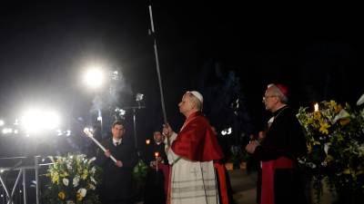 El Papa León XIV portando la cruz de madera durante el Via Crucis celebrado este Viernes Santo en el Coliseo de Roma. / Cecilia Fabiano / Zuma Press / Contacto.