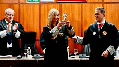 Juan Ramón Carrasco entrega el Premio Toga de Plata a Isabel Perelló. / Juande Ortiz / Diario JAÉN. 