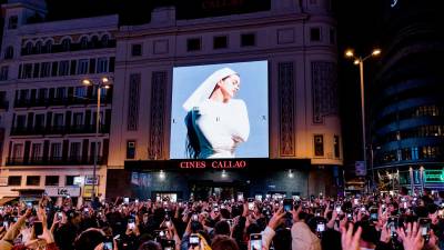 Decenas de personas observan la portada del nuevo álbum de Rosalía, “Lux”, en la plaza de Callao, a 20 de octubre de 2025, en Madrid. / Carlos Luján / Diario JAÉN.