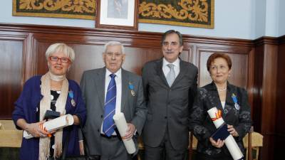 Luisa Ruiz Higueras (derecha) en la recepción de la Medalla al Mérito en el Trabajo.