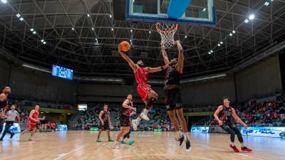 Luis Faial en una entrada a canasta / Jaén CB.