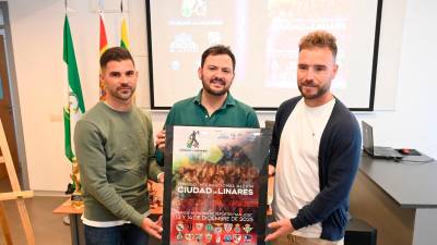 David Rus, Martín de la Torre y Javier Quesada posan con el cartel. / Ayuntamiento de Linares.
