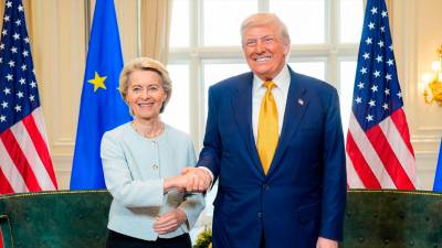 La presidenta de la Comisión Europea, Úrsula von der Leyen y el presidente de Estados Unidos, Donald Trump, en una reunión en julio de 2025.