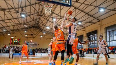 Mark Tikhonenko, el héroe del partido, trata de encestar para el Jaén CB. / Joaquín Quirós / Jaén CB.