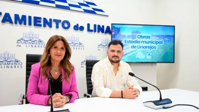 Auxi del Olmo y Martín de la Torre durante las explicaciones sobre el proceso de construcción. 