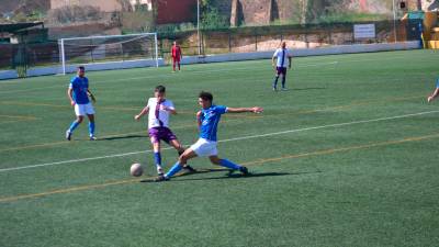 Edu López lucha por un balón ante un jugador del Huracán Melilla / Antonio Calderay.