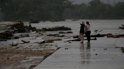 Dos mujeres observan el daño de las inundaciones de Texas. / San Antonio Express-News / Contacto / Europa Press.