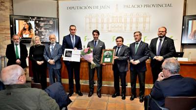 Francisco Lechuga, Inmaculada Almendral, Antonio Menéndez, Juan Latorre, Fernando Moreno, Ramón Carpena, Miguel Contreras y Juan de Dios Carazo, este miércoles, en la entrega del Premio “José María Almendral” concedido a la villanovense Mayca Rubio Gámez. / Juande Ortiz.