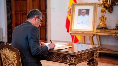 El ministro de la Presidencia, Justicia y Relaciones con las Cortes, Félix Bolaños, firma en un libro de condolencias por el fallecimiento del Papa Francisco. / Gabriel Luengas / Europa Press. 