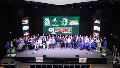 Foto de familia de todos los premiados, junto a patrocionadores y autoridades sobre el escenario del Auditorio Guadalquivir de Ifeja. / Jason Moyano / Diario JAÉN