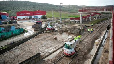 Foto de archivo de los operarios de Adif reparando los daños en el tramo ferroviario Montoro-Villa del Río. / Joaquín Corchero / Europa Press.
