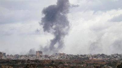 Una columna de humo sale desde la Franja de Gaza. / Europa Press