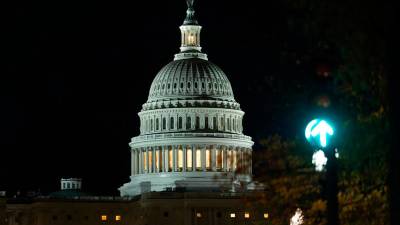 El Capitolio de Estados Unidos, sede del Congreso, en el momento en el que la Cámara de Representantes ha aprobado el paquete de medidas de financiación para poner fin al cierre del Gobierno federal más largo de la historia del país. / Europa Press.
