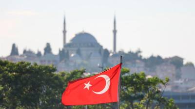 Bandera de Turquía sobre la ciudad de Estambul. Archivo. / Europa Press.