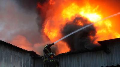Bomberos apagando un fuego en Ciudad de México. / El Universal vía Zuma Wire / DPA / Archivo Europa Press.