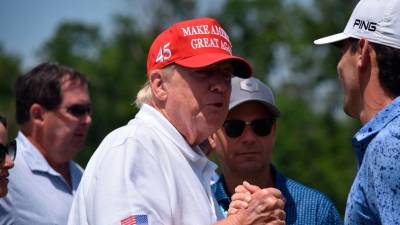 Trumpsaluda a un simpatizante en un torneo de golf en Virginia (EEUU). / Kyle Mazza / Contacto / Europa Press.