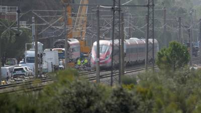 Trabajos de limpieza y retirada de restos de los trenes en Adamuz. / Joaquín Corchero / Europa Press.