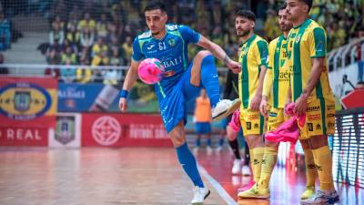 Esteban, Eloy Rojas y Rikelme observan desde la banda un control de Torres, jugador del Viña Albali. / Viña Albali Valdepeñas.