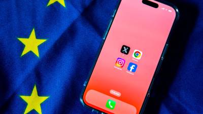 Móvil con diversas apps de redes sociales y navegadores web instaladas. / Alicia Windzio / Europa Press.