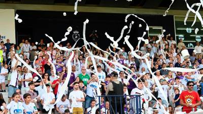 Afición del Real Jaén al inicio de partido frente al Torre del Mar en La Victoria. / Juande Ortiz / Diario JAÉN. 