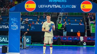 Antonio Pérez posa con su premio de mejor jugador del Europeo. / RFEF