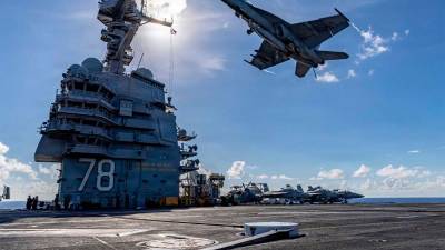 Un caza de la Armada de Estados Unidos sobrevuela la cubierta de vuelo de su mayor portaaviones, el USS Gerald R. Ford, en el mar Caribe. / Europa Press.
