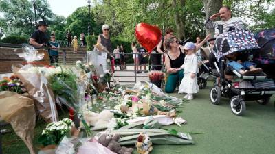 Flores y rezos en el parque infantil donde se produjo el ataque. / Peter Byrne / Pa Wire / DPA / Europa Press.