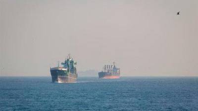 magen de archivo de un buque cisterna y un carguero. / Europa Press.