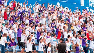 Los aficionados del Real Jaén animan a su equipo en Murcia. Miranda López. / Real Jaén.
