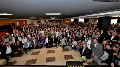Autoridades y directivos de Clece posan junto a cientos de trabajadoras del Servicio de Ayuda a Domicilio (SAD) en la última edición del Encuentro de Profesionales.