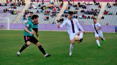 Jesús del Amo controla el balón en un partido ante el Torredonjimeno de la Liga 2022/2023. / Real Jaén.