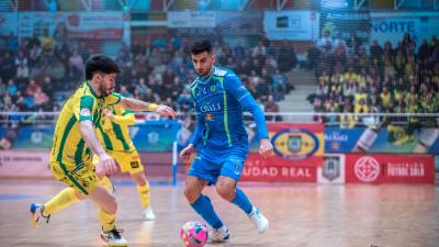 Dani Zurdo, en una jugada frente al Viña Albali Valdepeñas. / Viña Albali Valdepeñas.