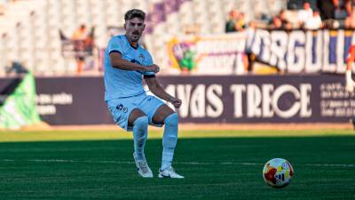 Jesús del Amo golpea el balón en un partido diputado en el Estadio de La Victoria. / Real Jaén.