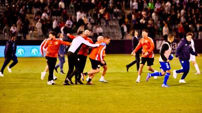 Los jugadores del Linares celebran el triunfo en La Victoria. / Juande Ortiz.