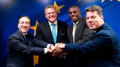 El ministro de Asuntos Exteriores, José Manuel Albares, delebra el acuerdo junto a Maros Sefcovic, David Lammy y Fabian Picardo. 