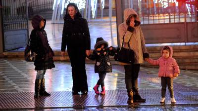 Viandantes bien abrigados parados en un paso de peatones en el centro de la capital. / Agustín Muñoz / Diario JAÉN.
