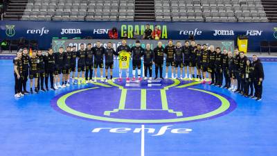 La plantilla y el cuadro técnico posan en el Palacio de los Deportes de Granada y el meta Carlos Espíndola exhibe la camiseta del lesionado Dudú.