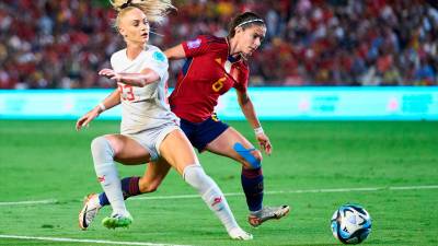 Aitana Bonmatí disputa un balón a la suiza Alissha Lehmann. / Joaquín Corchero / AFP7 / Europa Press.